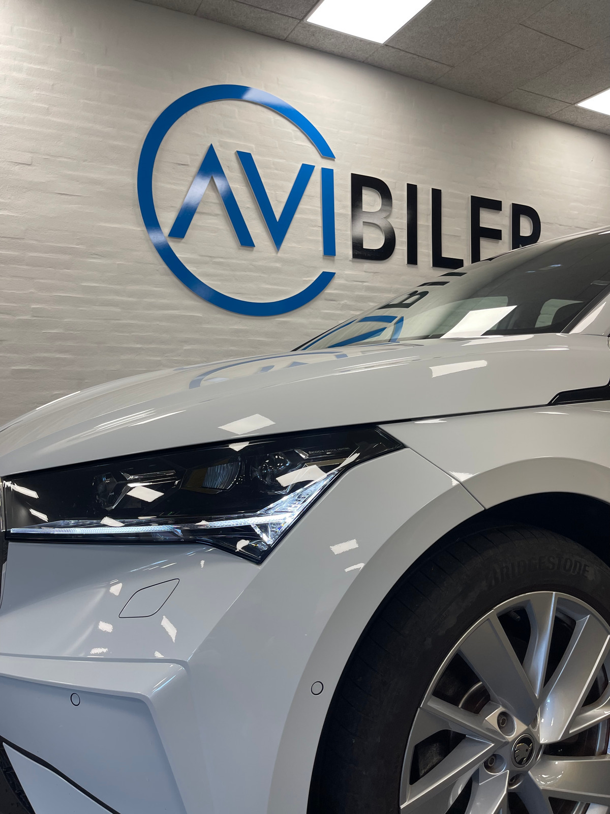 Hvid Skoda Enyaq fra 2022