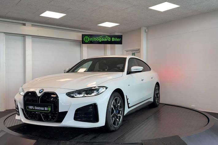 Hvid BMW i4 fra 2024 set udefra