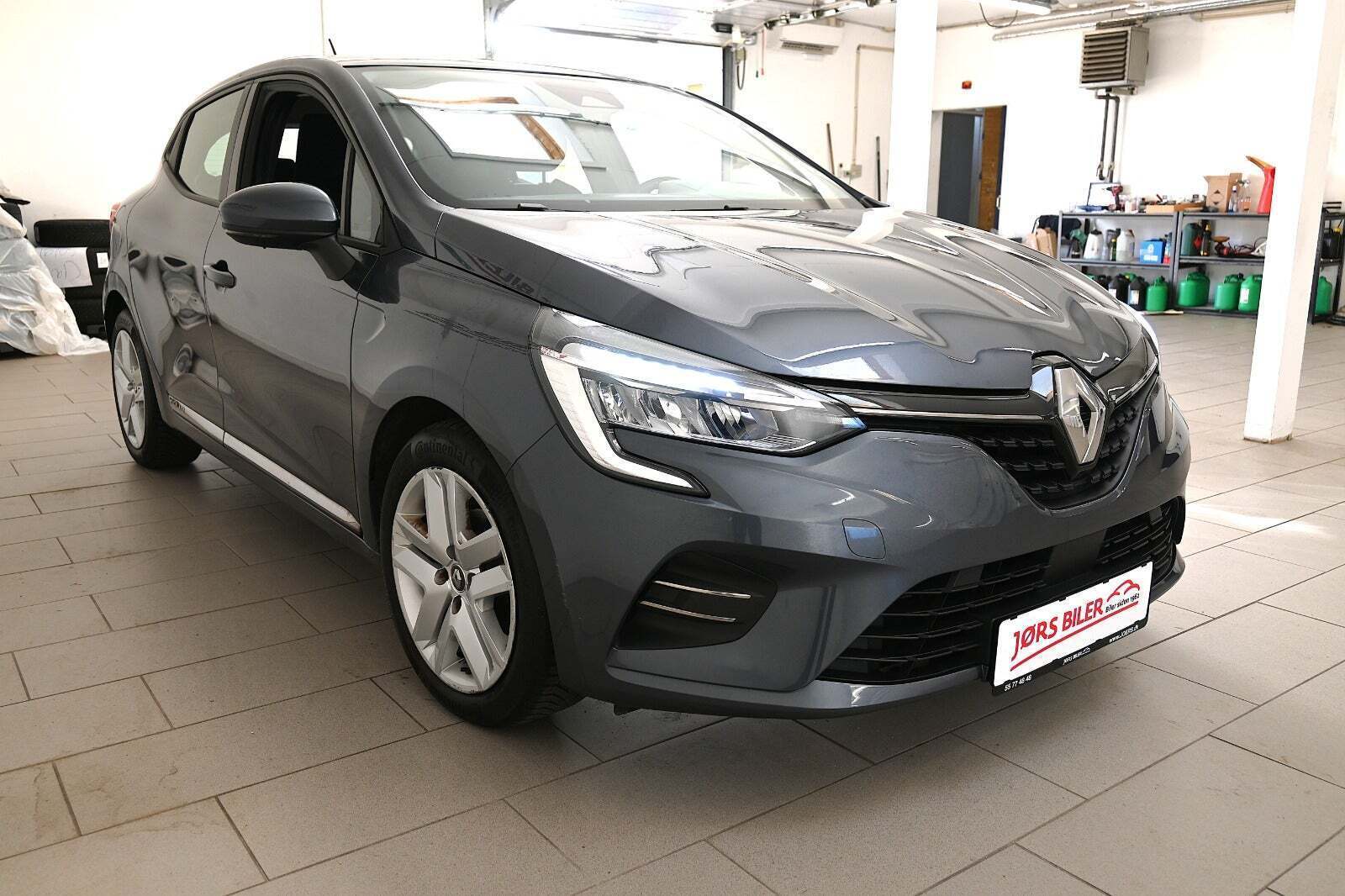 Grå Renault Clio V fra 2020