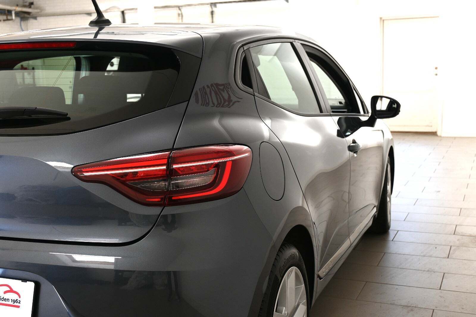 Grå Renault Clio V fra 2020