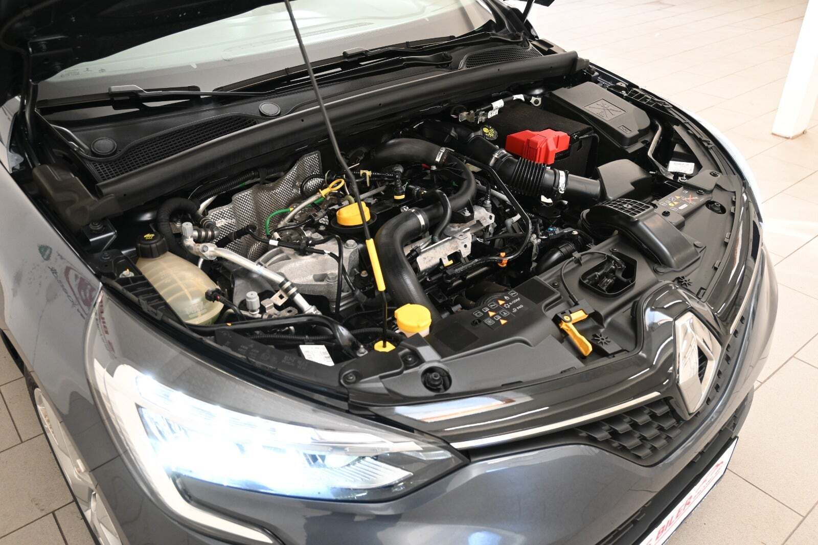 Grå Renault Clio V fra 2020