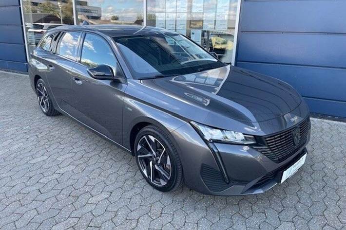 Grå Peugeot 308 fra 2022 set udefra