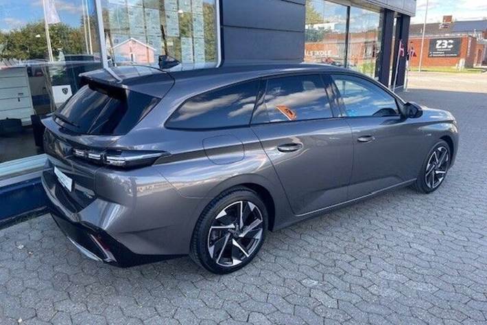 Grå Peugeot 308 fra 2022