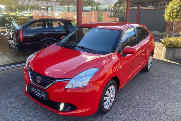 Rød Suzuki Baleno fra 2018 set udefra