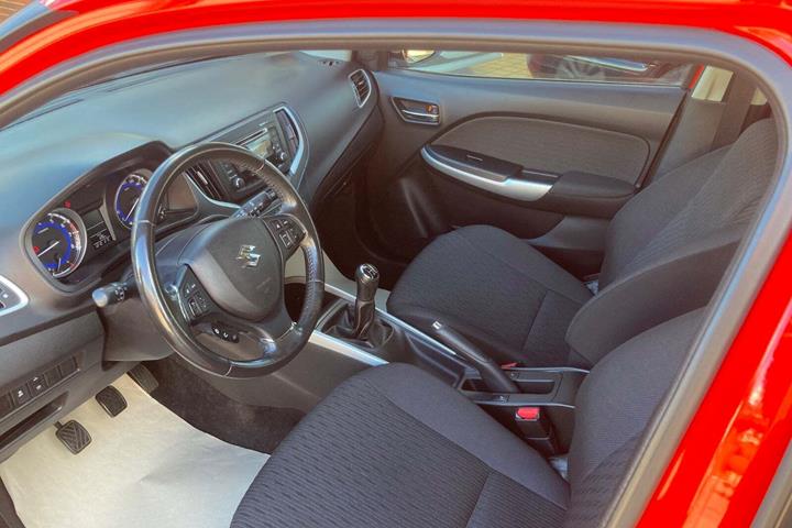 Rød Suzuki Baleno fra 2018