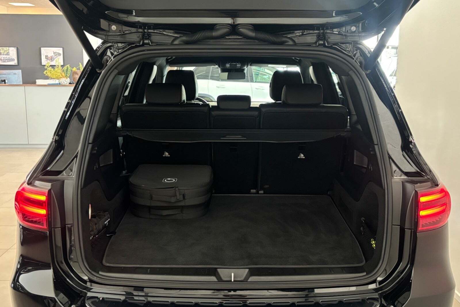 Sort Mercedes EQB300 fra 2025