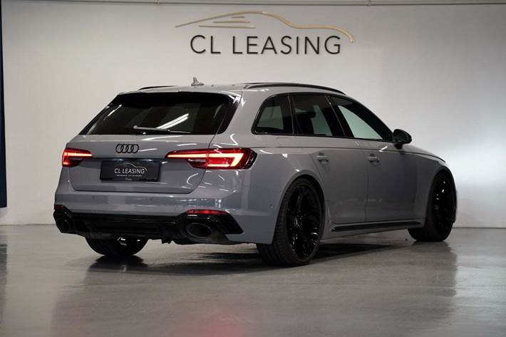 Grå Audi RS4 fra 2019