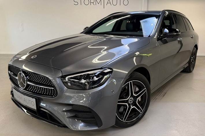 Grå Mercedes E300 de fra 2022 set udefra