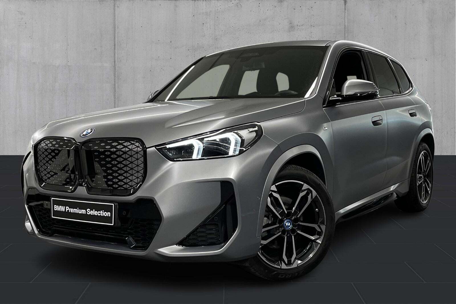 Grå BMW iX1 fra 2024 set udefra