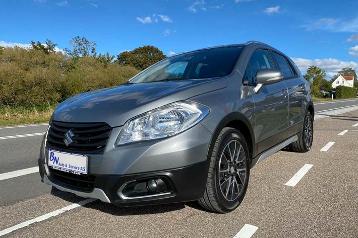 Grå Suzuki S-Cross fra 2014 set udefra