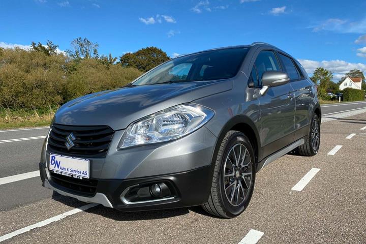 Grå Suzuki S-Cross fra 2014 set udefra