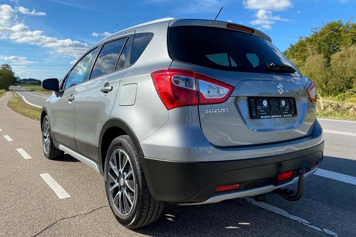 Grå Suzuki S-Cross fra 2014 set udefra