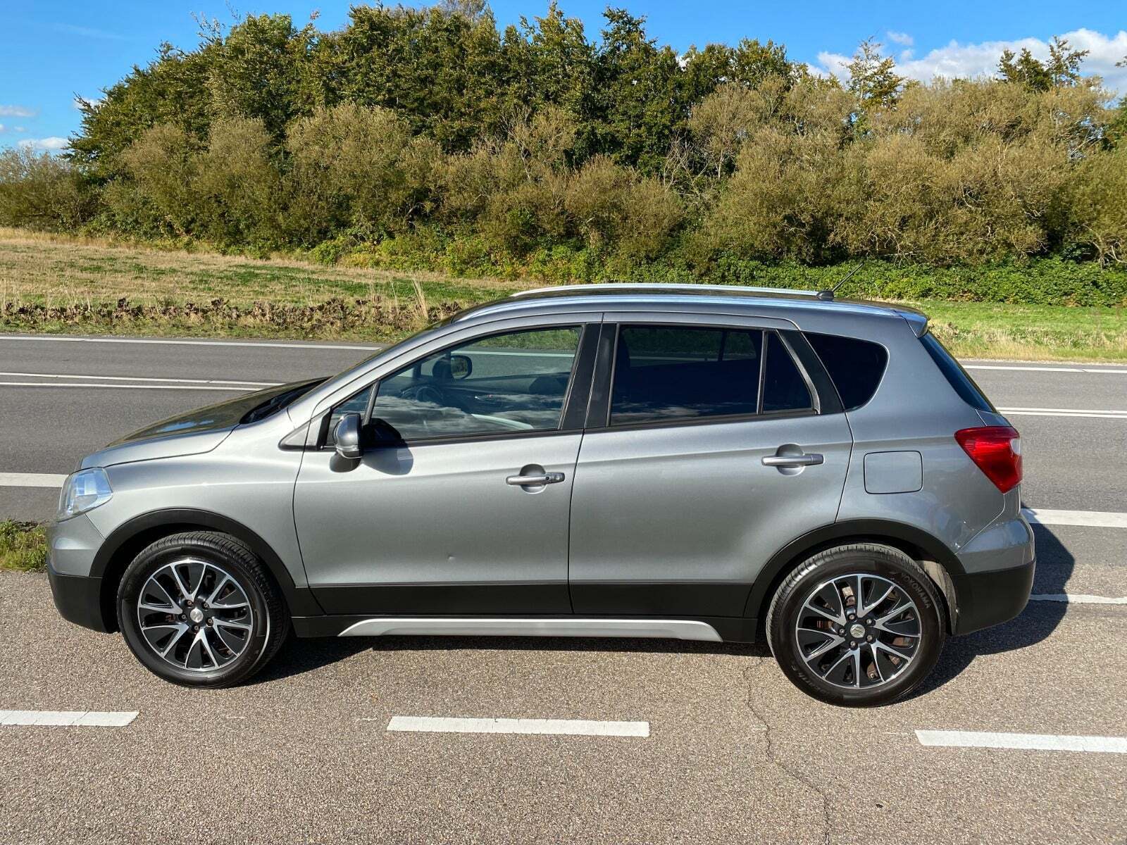 Grå Suzuki S-Cross fra 2014 set udefra