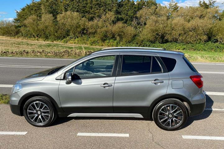 Grå Suzuki S-Cross fra 2014 set udefra