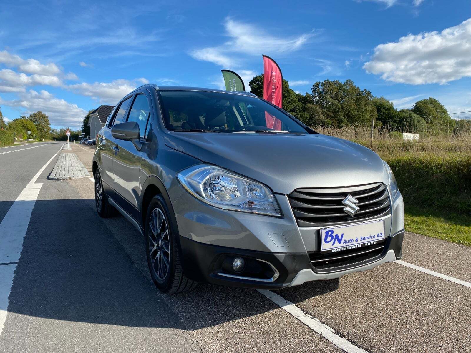 Grå Suzuki S-Cross fra 2014 set udefra