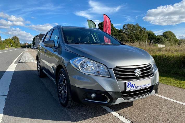 Grå Suzuki S-Cross fra 2014 set udefra