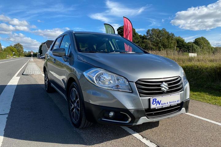 Grå Suzuki S-Cross fra 2014 set udefra
