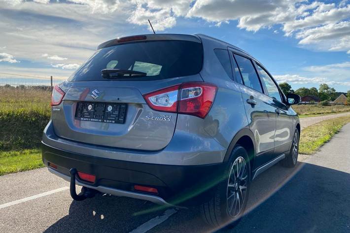Grå Suzuki S-Cross fra 2014 set udefra