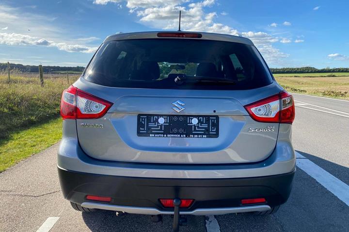 Grå Suzuki S-Cross fra 2014