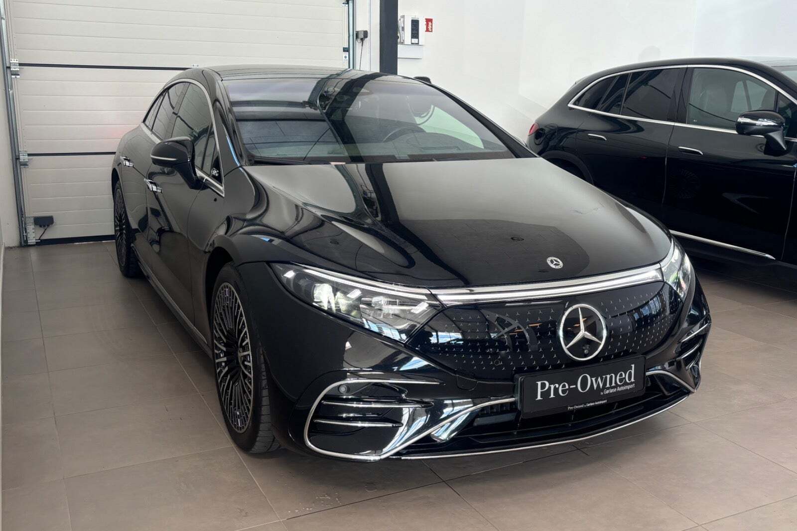 Sort Mercedes EQS580 fra 2022