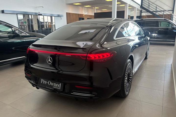 Sort Mercedes EQS580 fra 2022