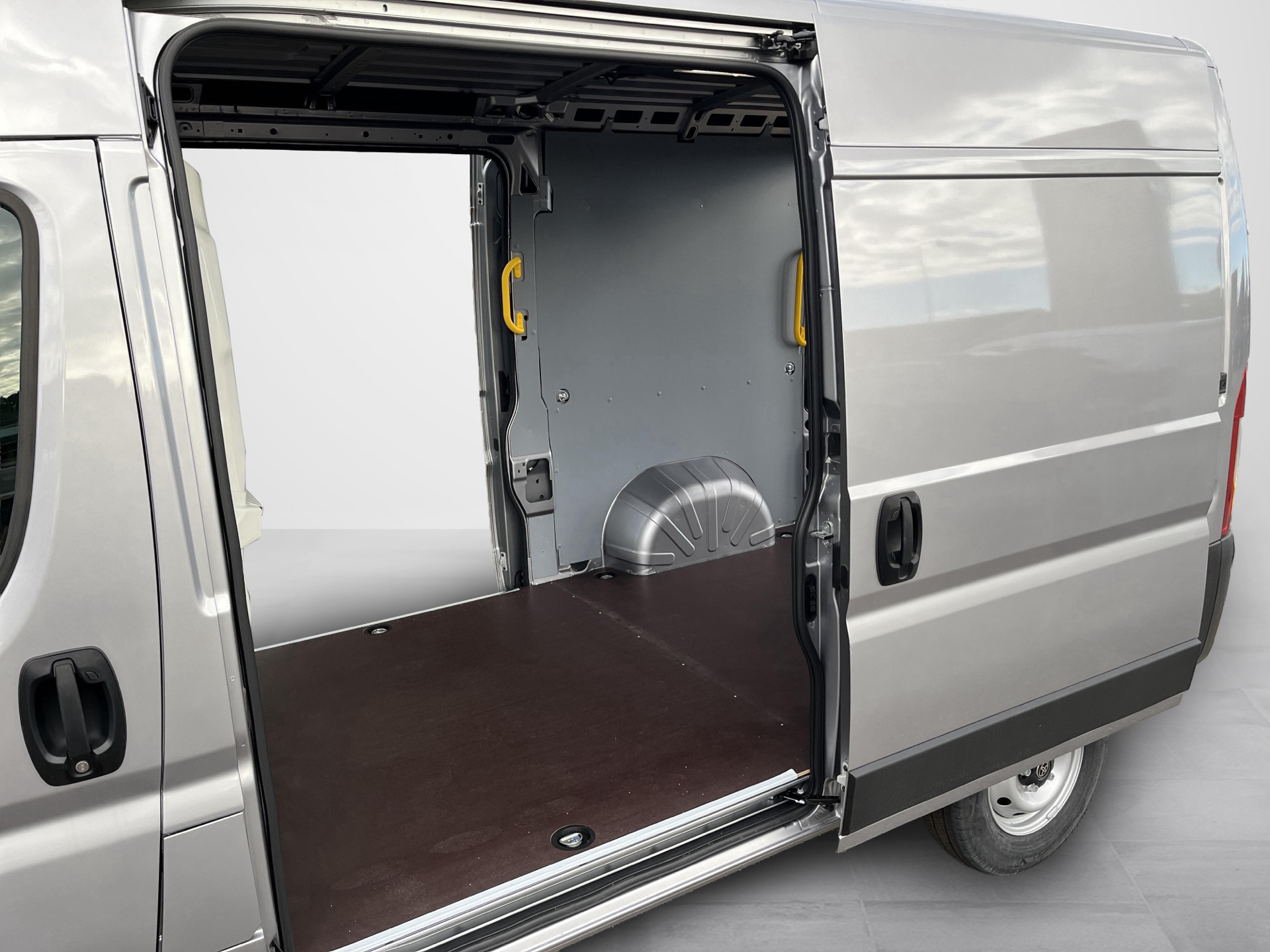 Grå Toyota Proace Max fra 2025