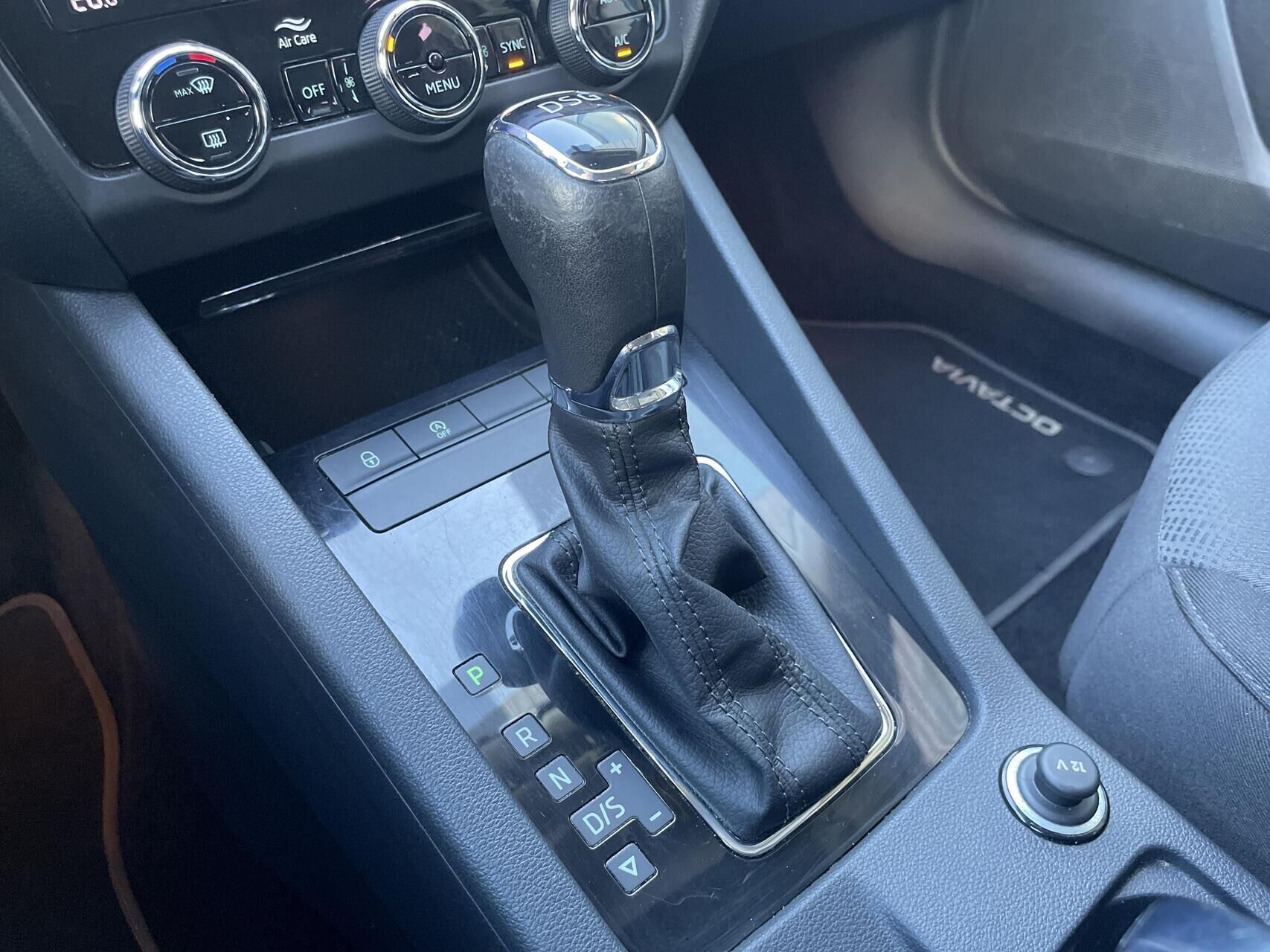 Grå Skoda Octavia fra 2019