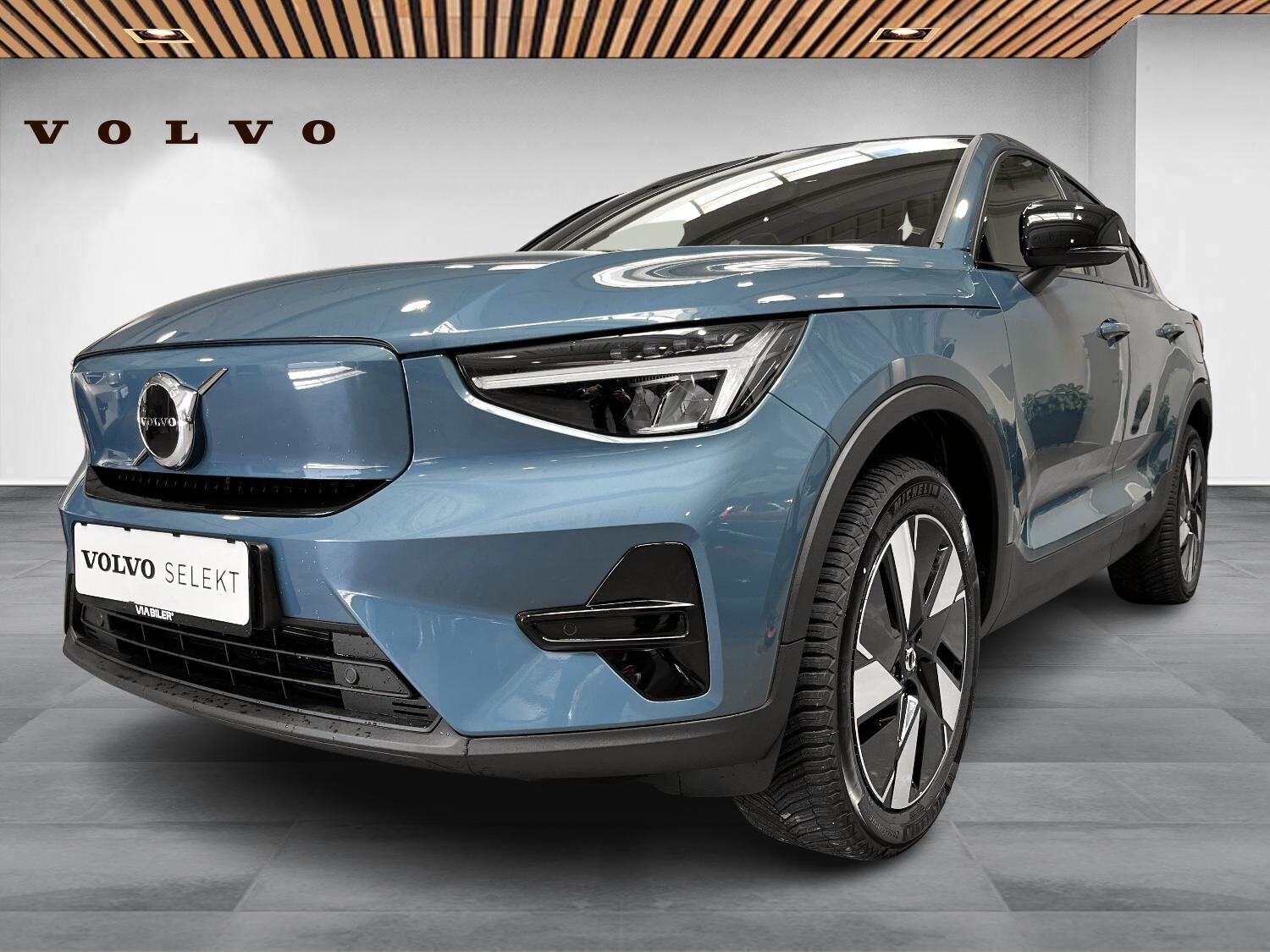 Blå Volvo C40 fra 2025 set udefra