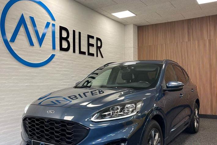 Blå Ford Kuga fra 2021 set udefra