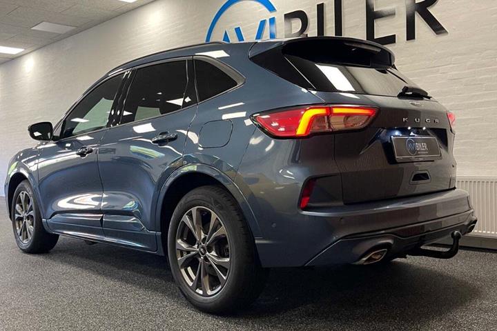 Blå Ford Kuga fra 2021
