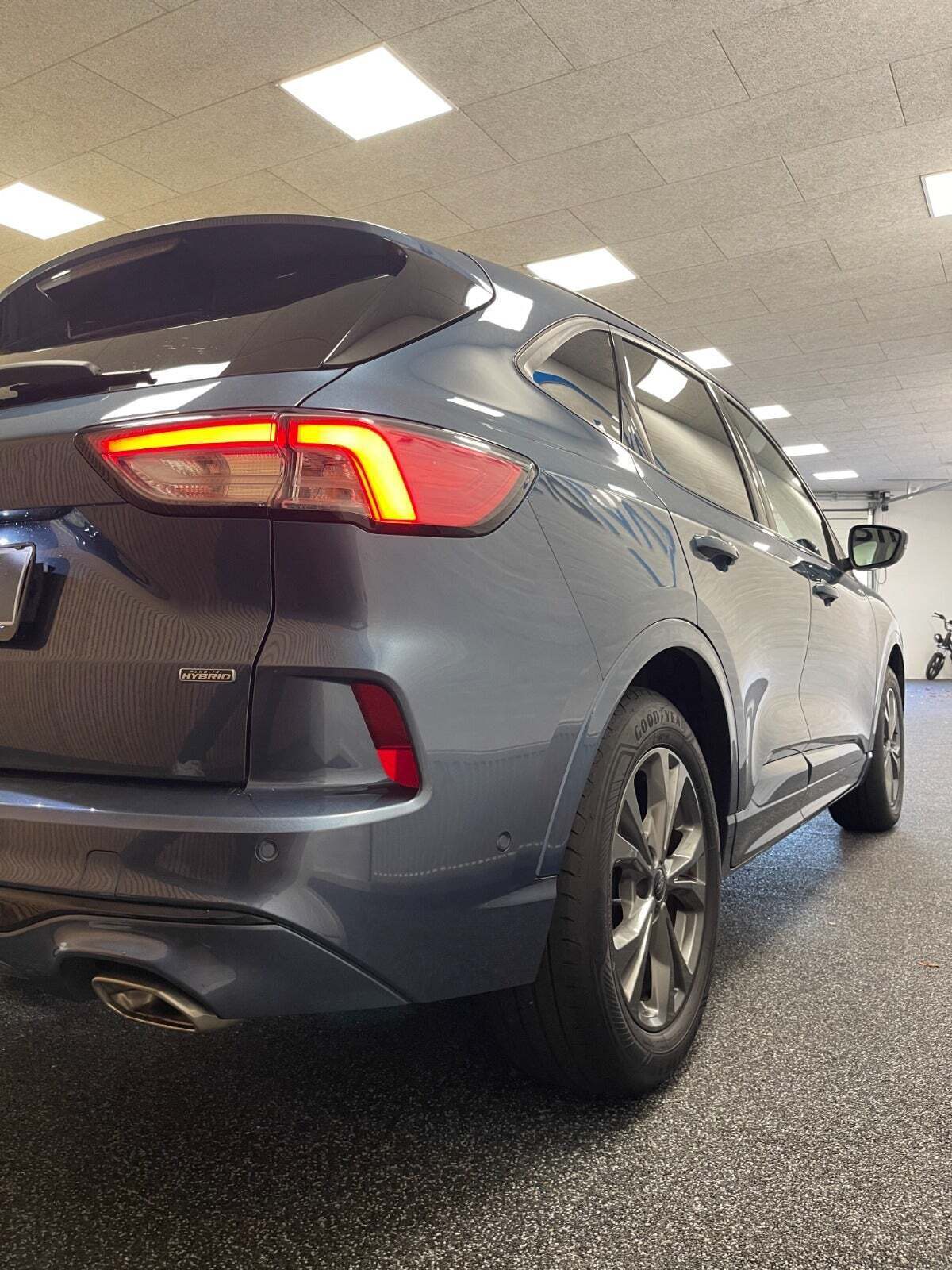 Blå Ford Kuga fra 2021