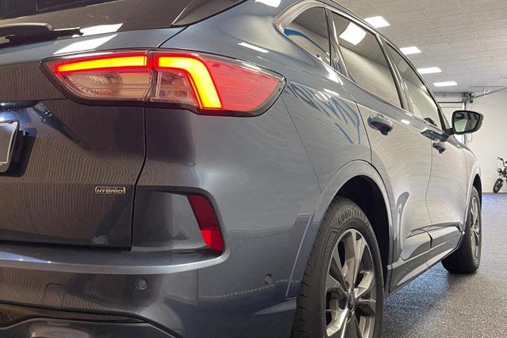 Blå Ford Kuga fra 2021