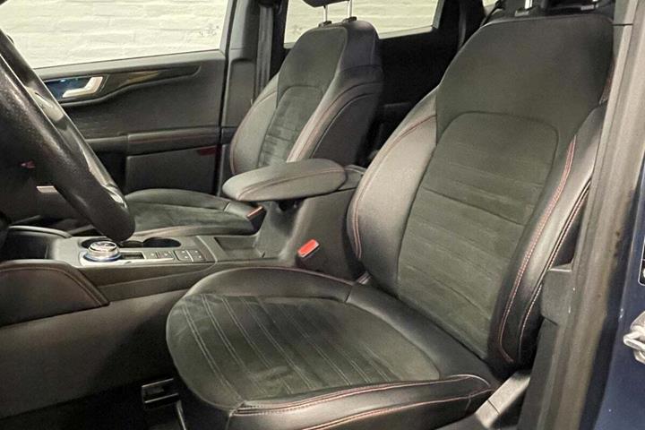 Blå Ford Kuga fra 2021