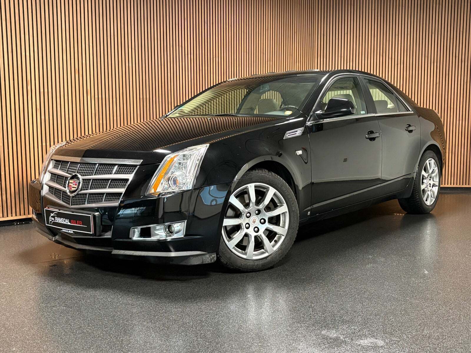 Sort Cadillac CTS fra 2010 set udefra