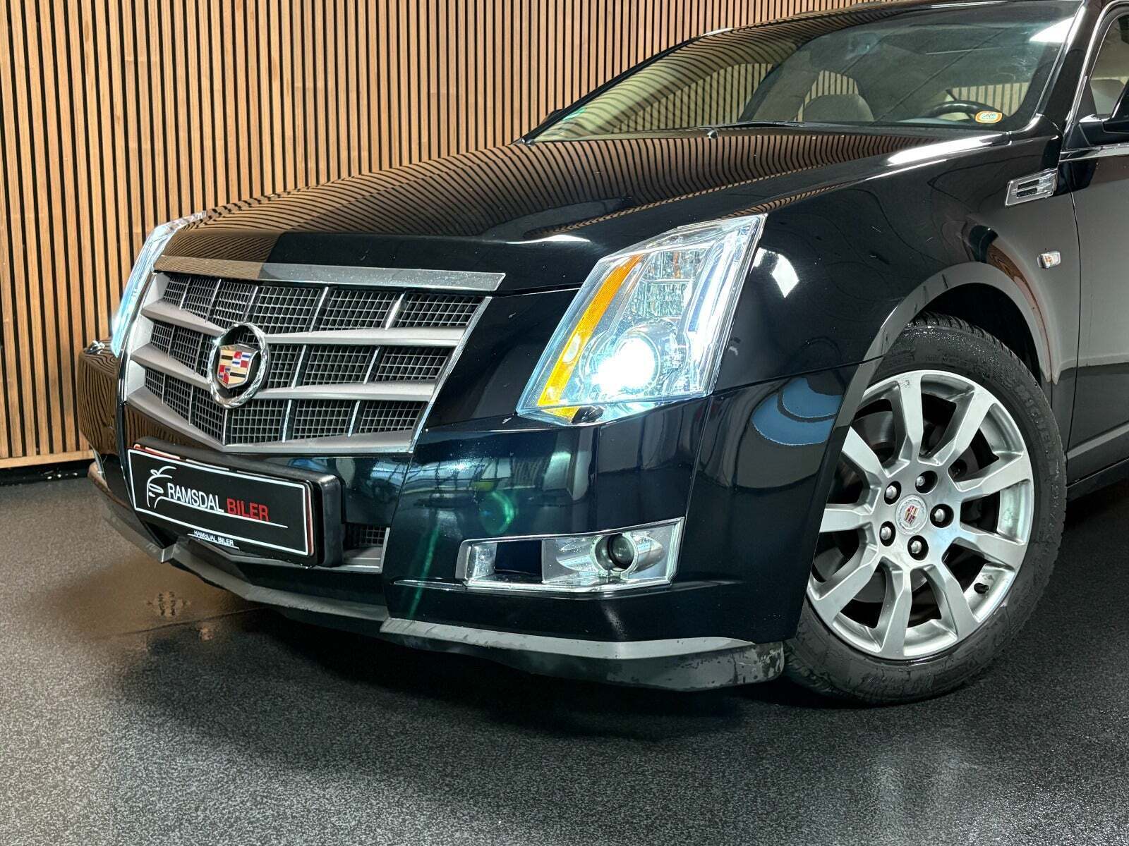 Sort Cadillac CTS fra 2010 set udefra