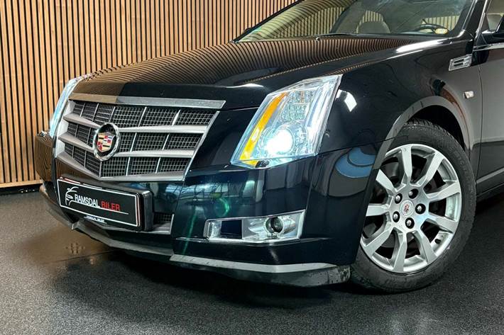 Sort Cadillac CTS fra 2010 set udefra