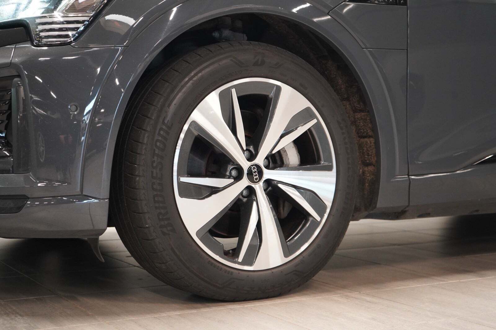 Grå Audi Q8 e-tron fra 2024