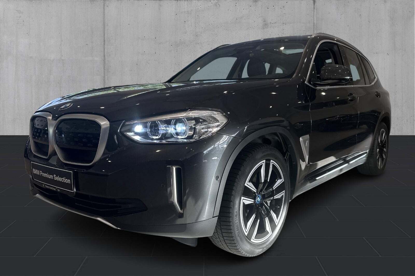 Grå BMW iX3 fra 2022 set udefra