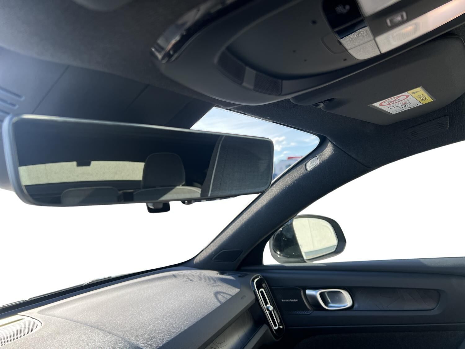 Grå Volvo EC40 fra 2025