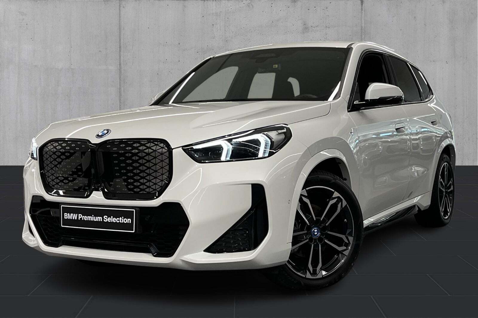 Hvid BMW iX1 fra 2024 set udefra
