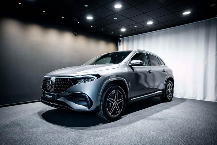 Grå Mercedes EQA250+ fra 2025 set udefra