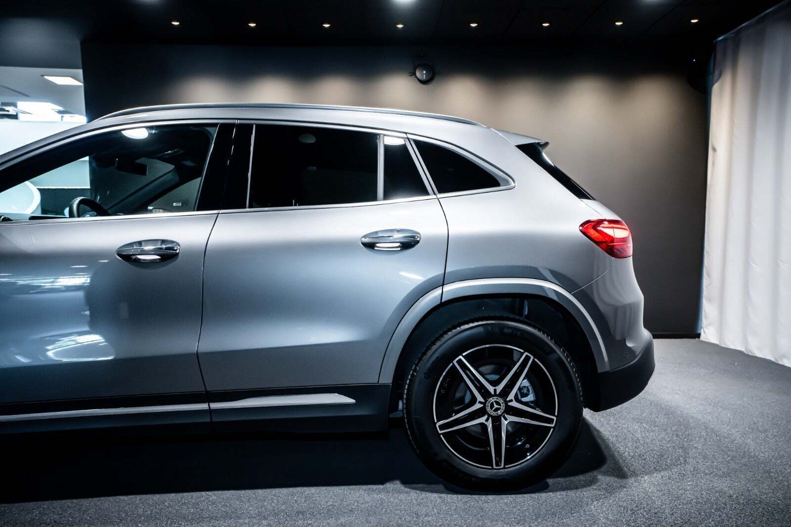 Grå Mercedes EQA250+ fra 2025