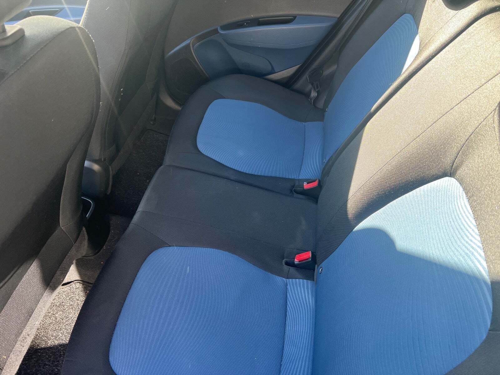 Blå Hyundai i10 fra 2016