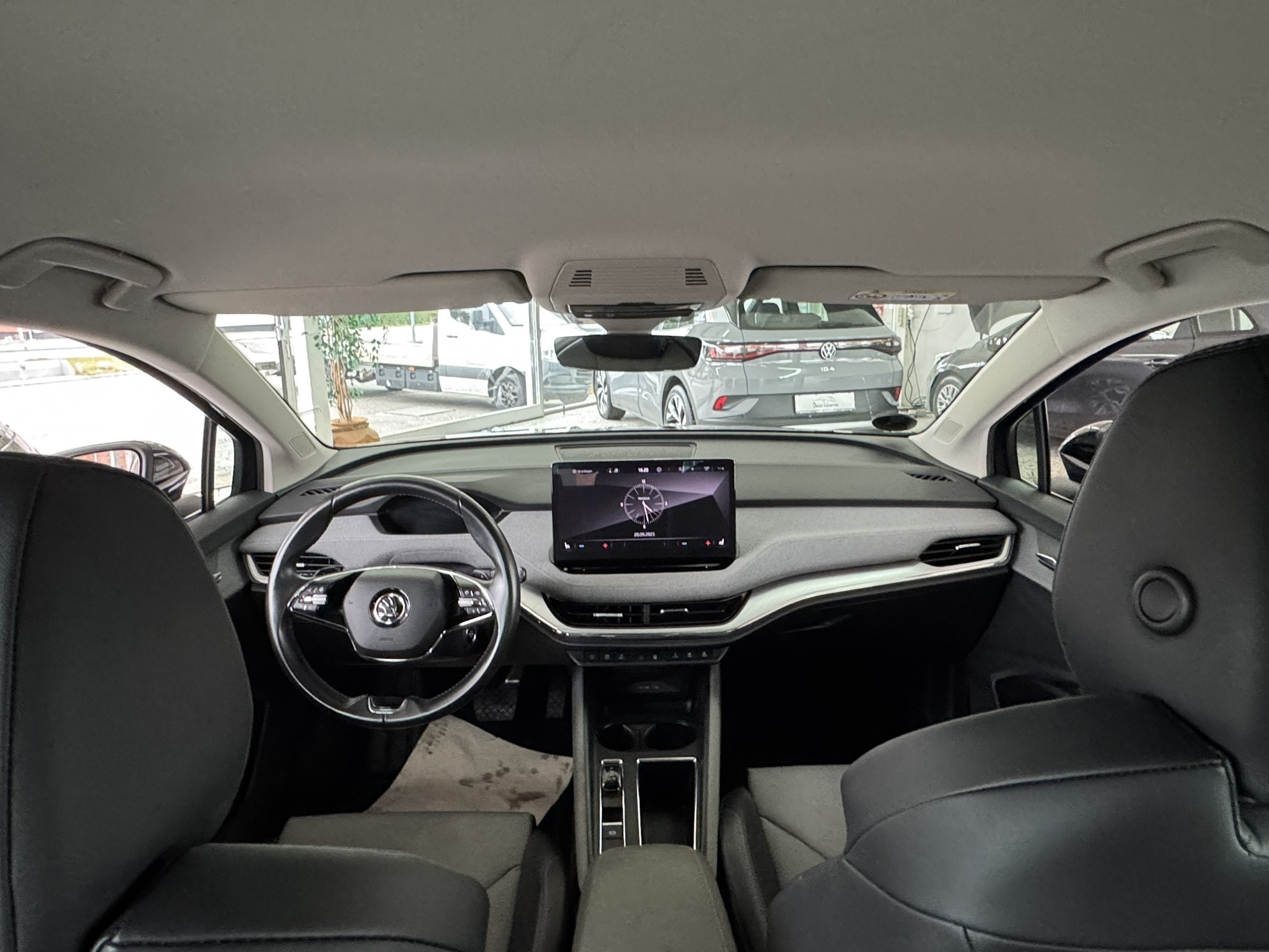 Sort Skoda Enyaq iV fra 2022 set indefra