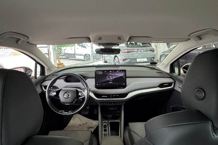 Sort Skoda Enyaq iV fra 2022 set indefra