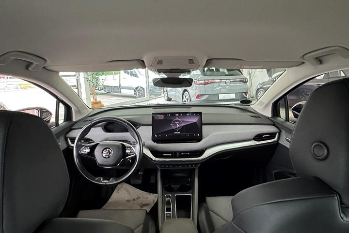 Sort Skoda Enyaq iV fra 2022 set indefra
