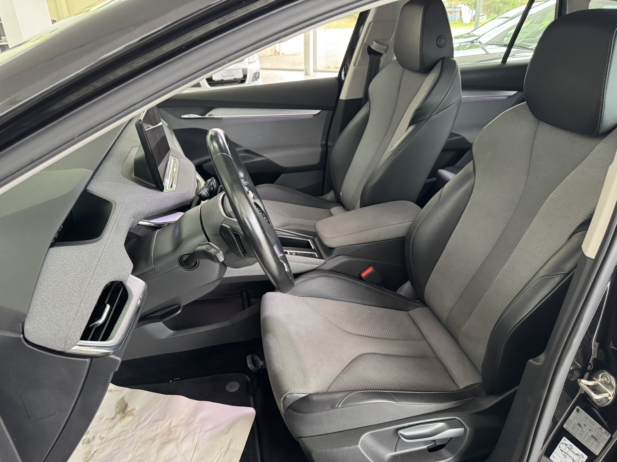 Sort Skoda Enyaq iV fra 2022 set indefra