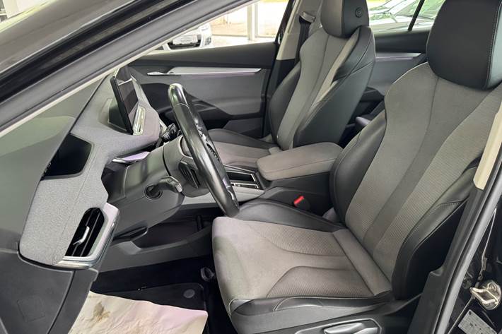 Sort Skoda Enyaq iV fra 2022 set indefra