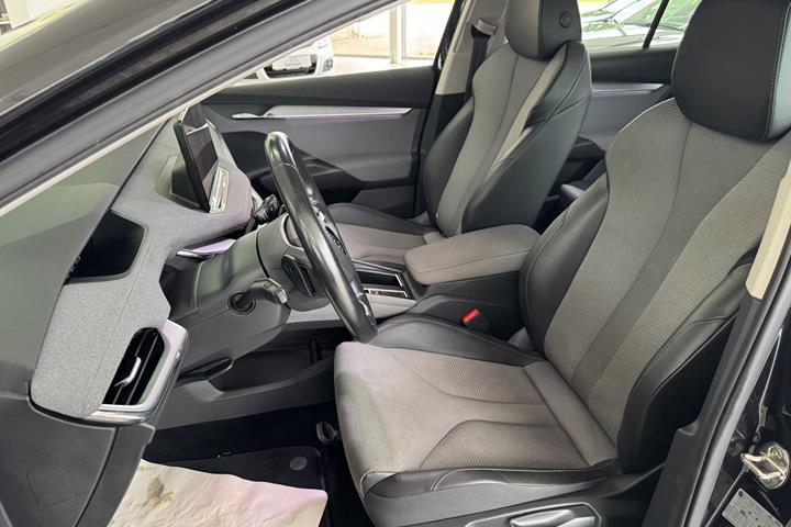 Sort Skoda Enyaq iV fra 2022 set indefra