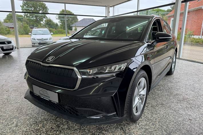 Sort Skoda Enyaq iV fra 2022 set udefra